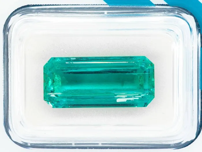 Emerald - 7.02 ct - International Gemological Institute (IGI) - Bluish Green