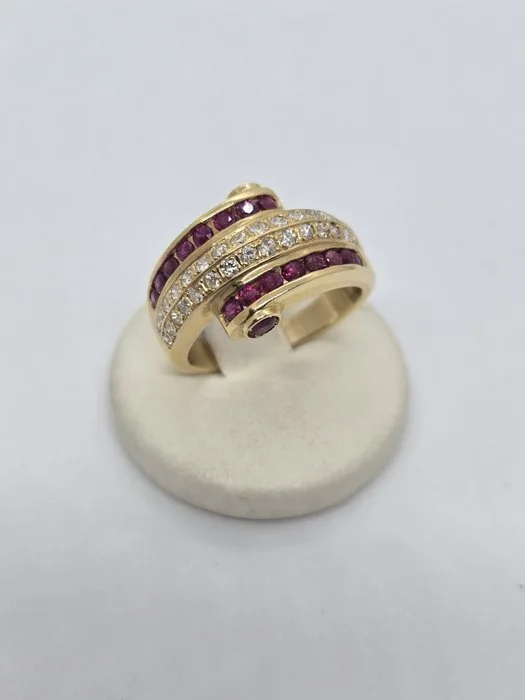 Statement ring - 18 kt. Yellow gold - 0.92ct. tw. Ruby - Ruby - 750%