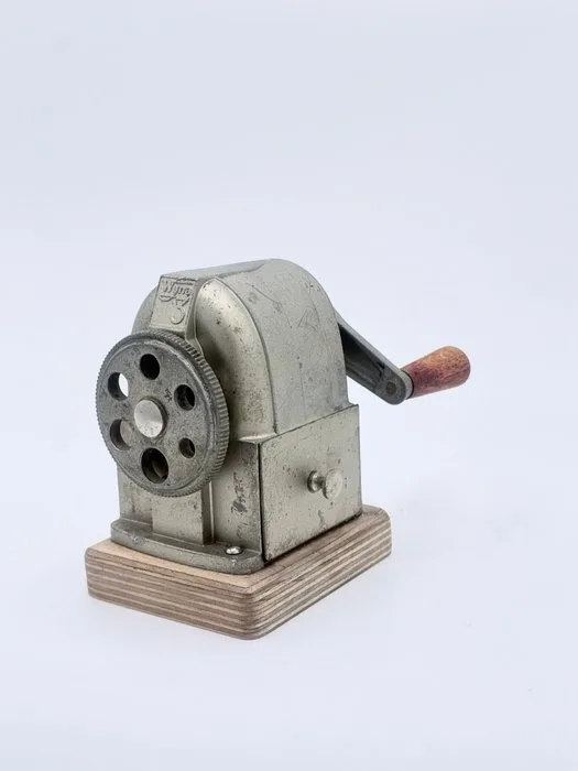 Wyna 3 - Pencil sharpener Mid-century modern - Fabrication Suisse