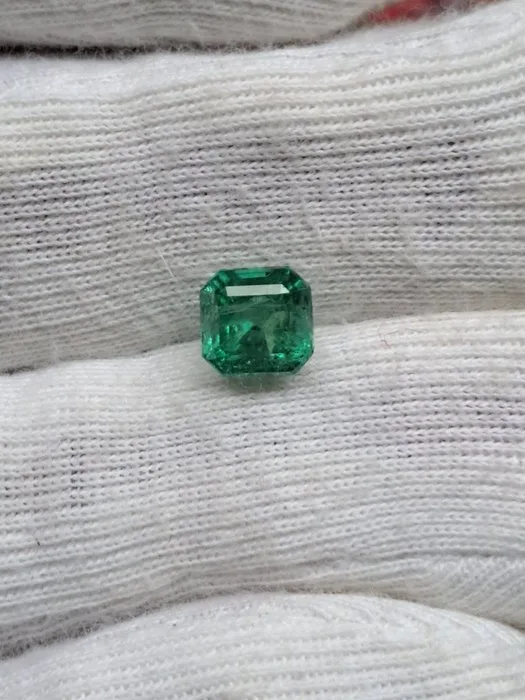 1 pcs Green Emerald - 1.64 ct - International Gemological Institute (IGI)
