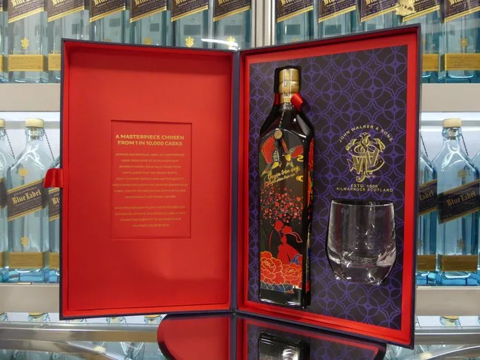 Johnnie Walker Blue Label Endless Love Valentine's Edition from Vietnam Limited Edition Design Gift Box - b. 2020 - 750ml