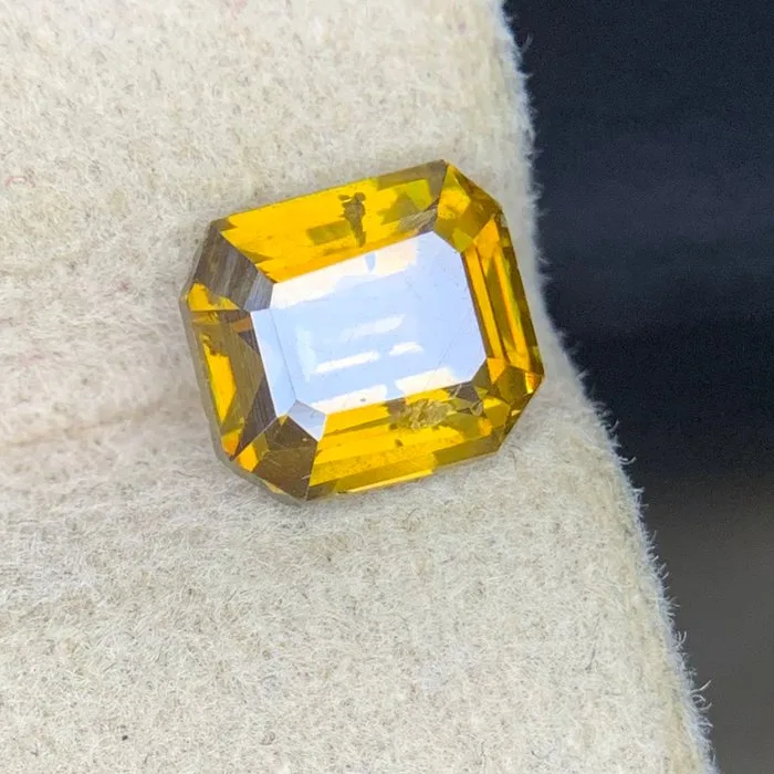 1 pcs Yellow, Orange Sphene - 2.13 ct - International Colored Gemstone Association (ICA GemLab)