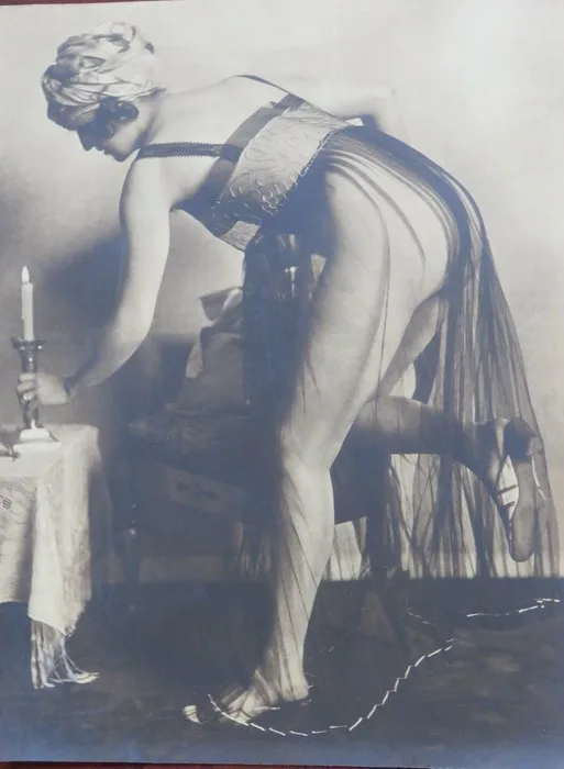 Edda Reichel (Photographische Werkstatt Charlottenburg 2) - Vrouw in nachtgewaad (2x)