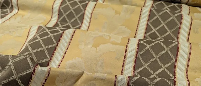 "Damascato Regale: L'Eccellenza del Tessuto San Leucio" - Textile - 530 cm - 140 cm