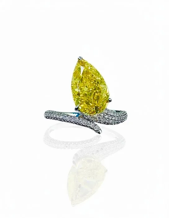 Ring - 14 kt. White gold - 5.50ct. tw. Yellow Diamond (Fancy coloured lab-grown diamond) - Diamond