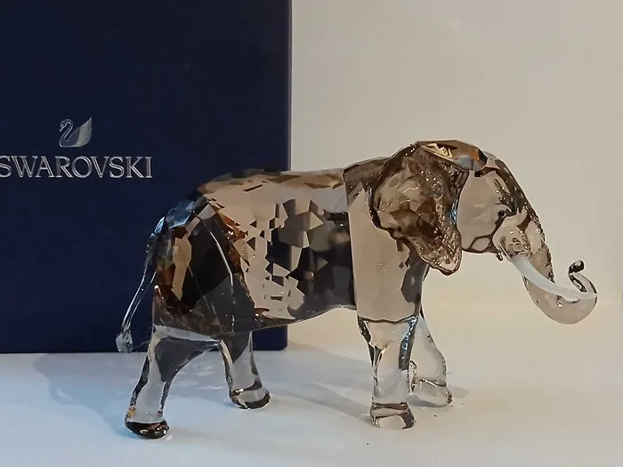 Swarovski - Figurine - Zena Elefantenmutter ohne Box 5607667 Jubiläumsausgabe ohne Box Vitrinenstück - Crystal