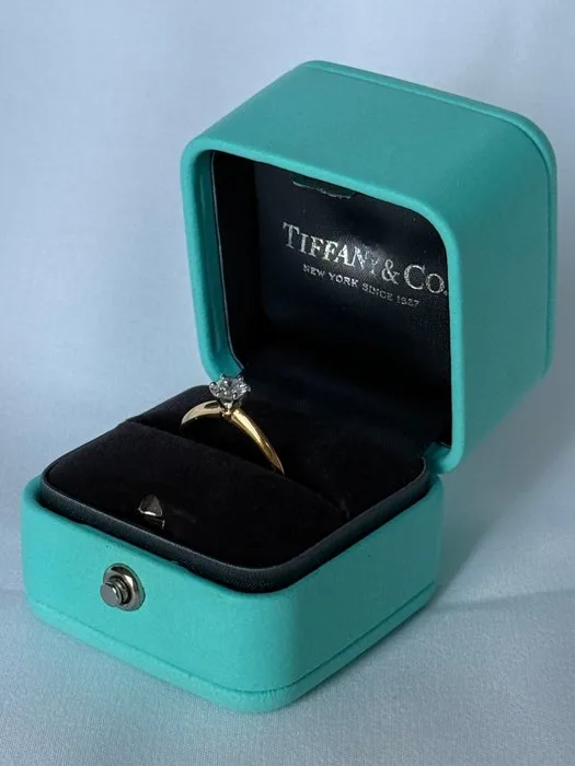 Tiffany & Co. - Engagement ring - Tiffany Setting - 18 kt. Platinum, Yellow gold - 0.37ct. tw. Diamond (Natural) - Solitaire 0.37 ct E VS1