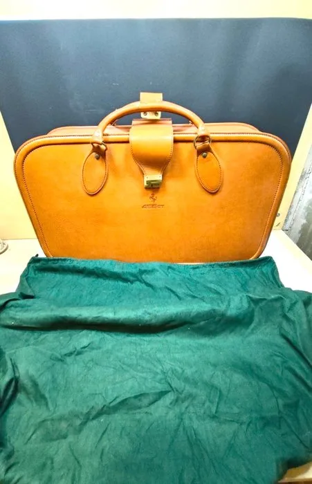 Ferrari - Schedoni Ferrari Valigia da viaggio color cognac per la 455GT con libretto Ferrari - Suitcase