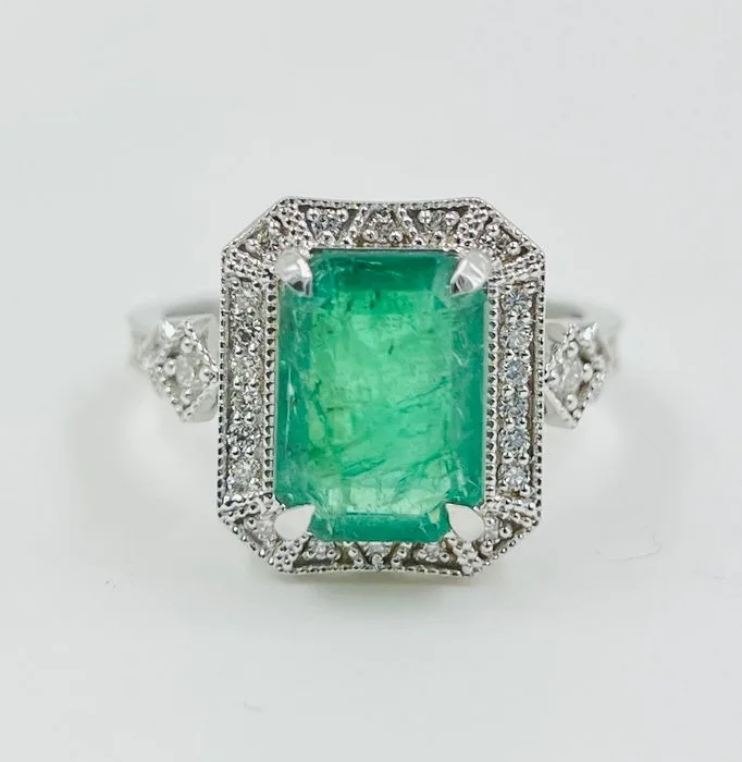 Ring - 14 kt. White gold - 5.22ct. tw. Emerald - Diamond
