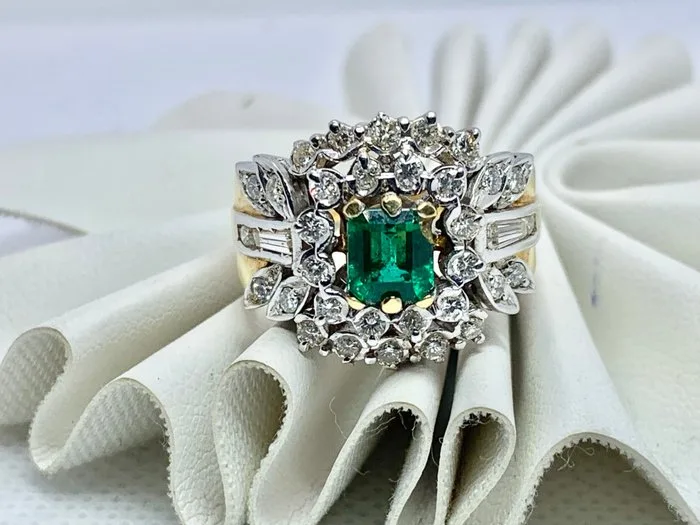 Ring - 18 kt. White gold, Yellow gold - 1.48ct. tw. Diamond (Natural) - Emerald - Luxury ring