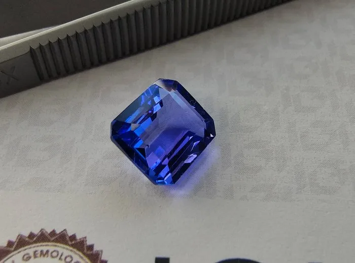 1 pcs Blue, Violet Tanzanite - 3.69 ct - International Gemological Institute (IGI) - AAA Fine color quality