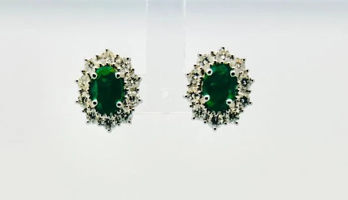 Earrings - 18 kt. White gold - 3.60ct. tw. Emerald - Diamond