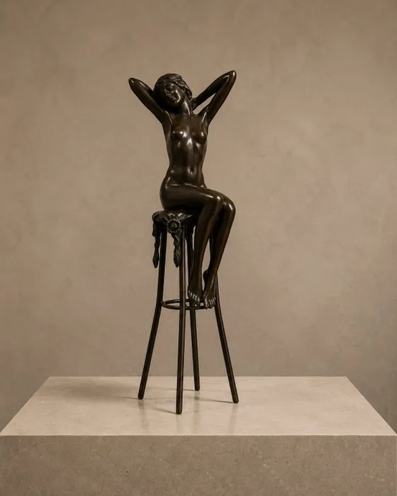 Sculpture, Elegante bronzen sculptuur – Zittende vrouw op hoge kruk – Gesigneerd en gemerkt - 28.1 cm - Bronze