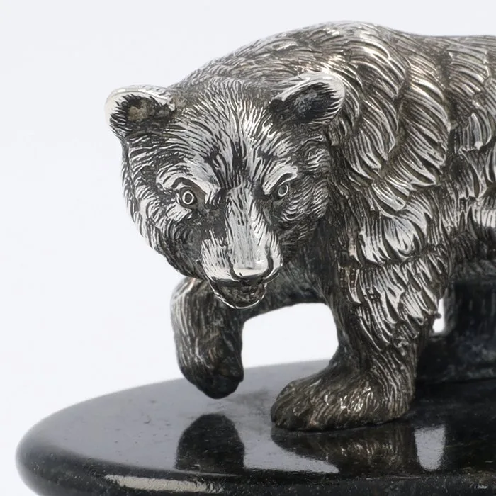 Figurine - Bruine beer op marmeren sokkel. -.835 silver