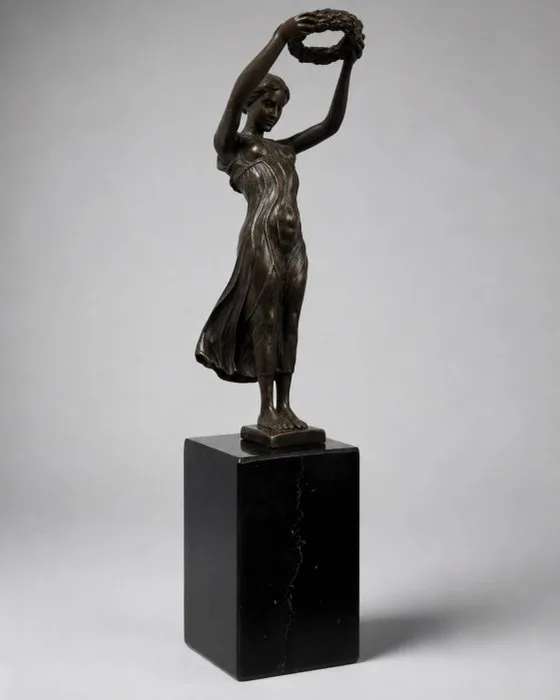 Pitta Luga - Sculpture, Gesigneerd bronzen sculptuur – Vrouw met lauwerkrans – Zwarte marmeren sokkel - 32.8 cm - Bronze, Marble