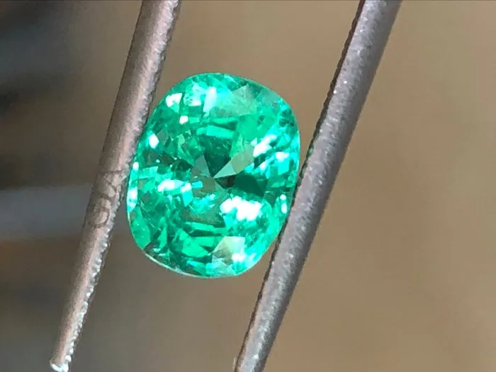 1 pcs Green Emerald - 1.29 ct - Gemological Institute of America (GIA) - RUSSIA