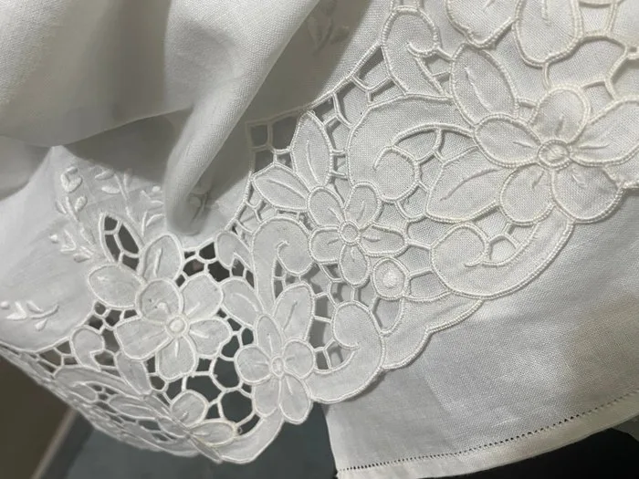 Pizzo a intagli e ricami fatti a mano - Towel (2) - 1.08 cm - 74 cm - Embroidery with floral motifs