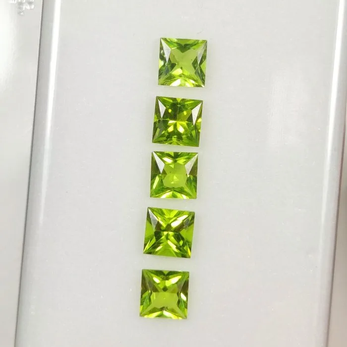 4 pcs Green Peridot - 5.37 ct - International Colored Gemstone Association (ICA GemLab) - Princess Cut Set !