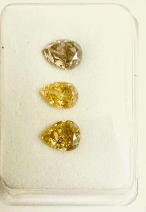 3 pcs Diamond (Natural coloured) - 1.13 ct - Pear - Fancy intense Orange Yellow - I1 - Gemewizard Gemological Laboratory (GWLab)