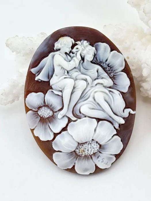 Cassis madagascariensis - Cameo - Hand-engraved cameo