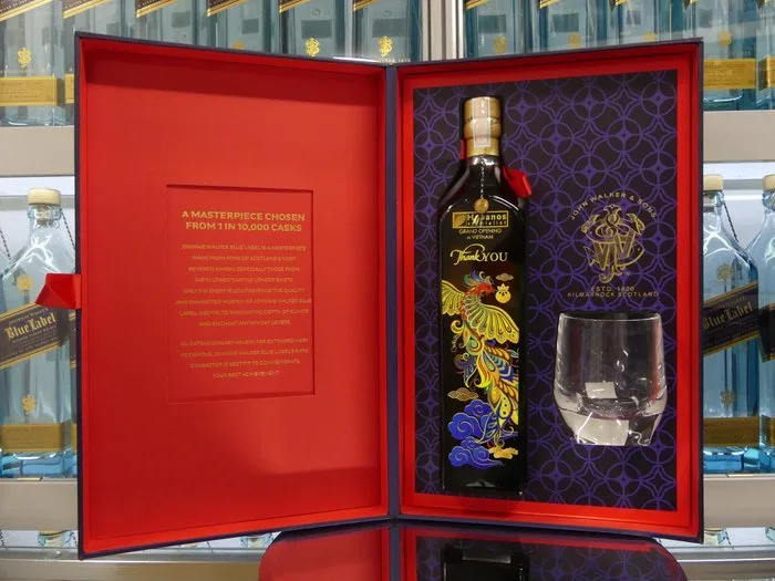 Johnnie Walker - Blue Label Limited Edition Design Thank You Habanos Grand Opening in Vietnam Gift Box - b. 2019 - 750ml