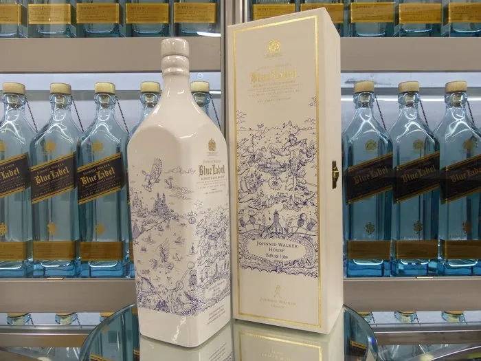 Johnnie Walker House Blue Label The Casks Edition Limited Edition Design Willows - b. 2018 - 1 Litre