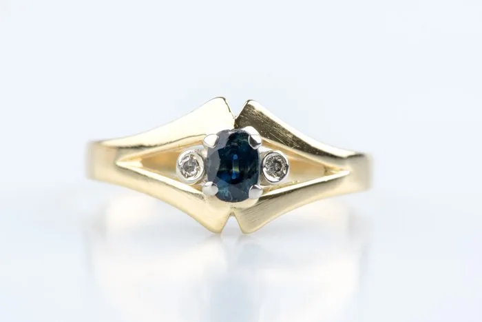Ring - 18 kt. Yellow gold - 0.27ct. tw. Sapphire - Diamond