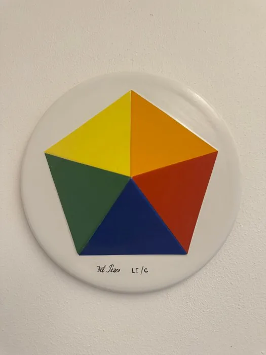 Lucio Del Pezzo (1933-2020) - Sculpture, Pentagono colorato - 26 cm - Ceramic