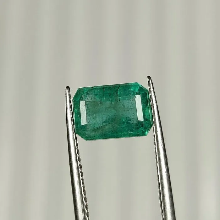 1 pcs Green Emerald - 2.80 ct - International Gemological Institute (IGI) - Top Luster !