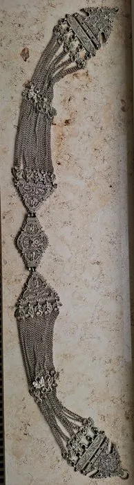 Monumentaler Hochzeitsgürtel / Brustschmuck – Silberfarbenes Metall Filigran – Naher Osten