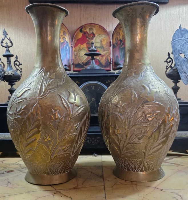 Ottoman vases decorated with tulip motifs - Brass - Turkey - Early 20th century