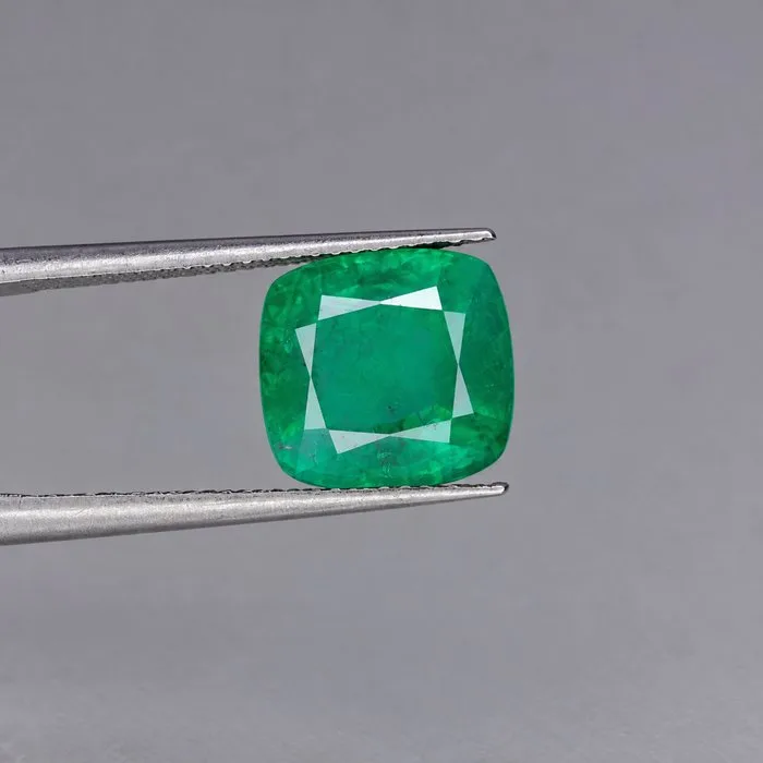 1 pcs Green Emerald - 5.17 ct - International Gemological Institute (IGI)