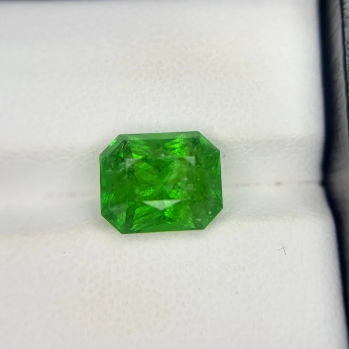 1 pcs Green Tsavorite - 5.61 ct - Gemological Institute of America (GIA) - SPARKLE NATURAL TSAVORITE