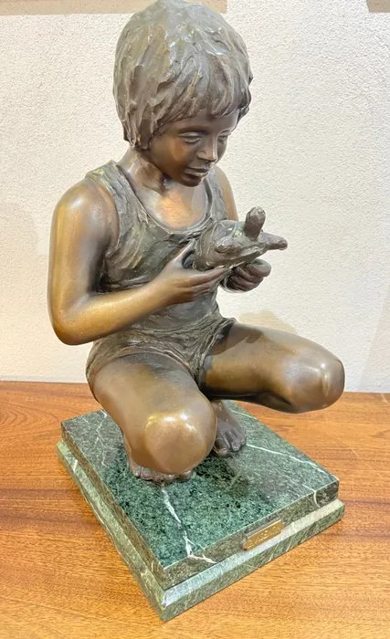 Gianni Visentin (1938 - 2010) - Sculpture, Fanciullo con tartaruga - 43 cm - Bronze