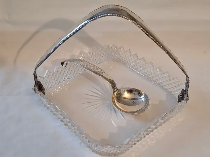 Hollandse vierkante kristallen schaal, ananasslijpsel afgezet met een zilveren hengsel met dubbele - Platter (2) - Dutch square crystal bowl, pineapple-cut accented with a silver handle with a double - Crystal with silver and laminated silver - Crystal bowl silver