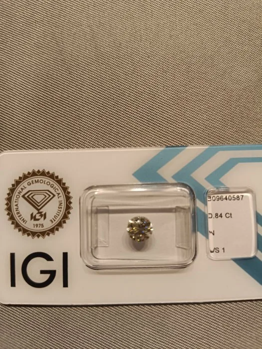 1 pcs Diamond (Natural) - 0.84 ct - Round - N (tinted) - VS1 - International Gemological Institute (IGI)