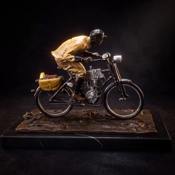 Statue, Naar Decker: Man op motor - 17 cm - Bronze, Marble