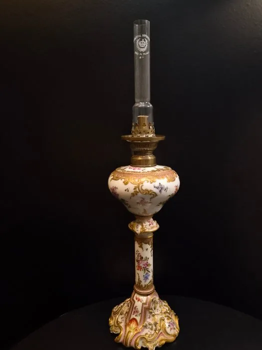 Oil lamp - Fine Antique Aelteste Volkstedt Porcelain Oil Lamp - Hand-painted & Gilded - Germany, 1st Half 20th - Porcelain