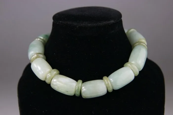 Chinese bracelet - Apple Green color - Sculpted stone Jade Jadeite - China - Early 20th century