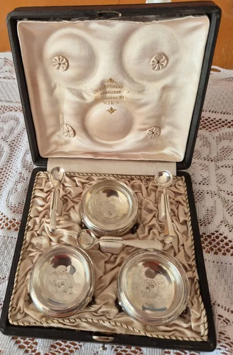Hauptmann - Salt and pepper shakers -.800 silver - Antique Salieren