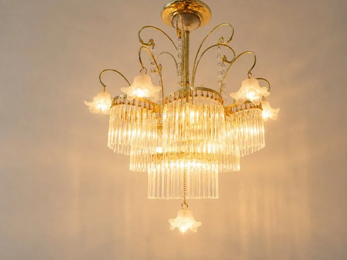 Hanging lamp - Luxurious Italian ceiling lamp with a cascade of prisms, finials, glass bells, flowers in - Brass, Glass, Metal, Crystal