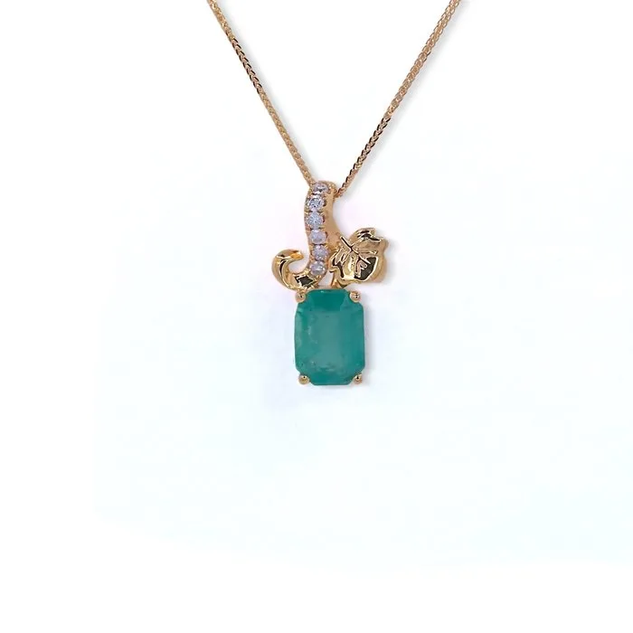 Necklace with pendant - 14 kt. Yellow gold - 0.85ct. tw. Emerald - Diamond