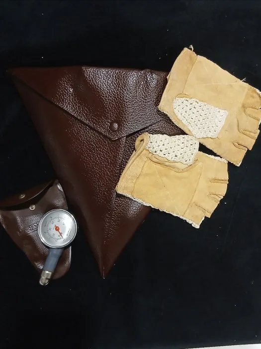 Case/signal - Gedore - Juego de herramientas y triángulo de emergencia en estuche triangular,guantes y manometro - 1960