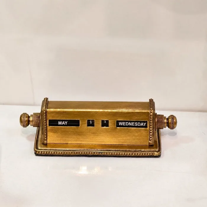 Perpetual calendar - United Kingdom - Hand crank