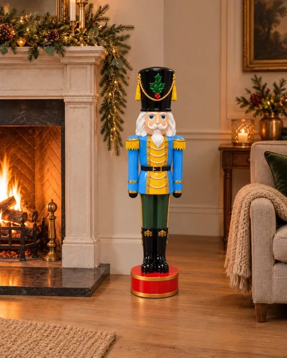 Sculpture, XL kerstnotenkraker in blauw & goud op rode sokkel – klassieke kerstdecoratie - 95 cm - Resin