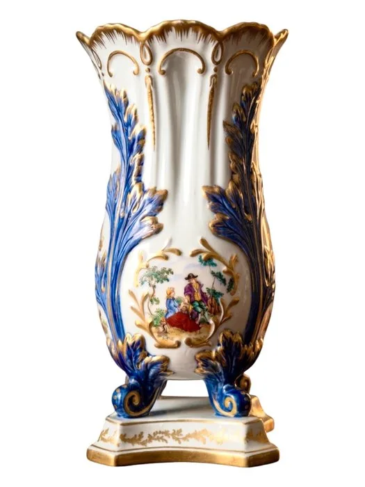 manifattura azienda italiana Giulia Mangani Firenze - Vase - Tulip vase in a corbeille shape with a square base (Sèvres style) featuring foliate reliefs - luxury - paste porcelain - golden coin scene