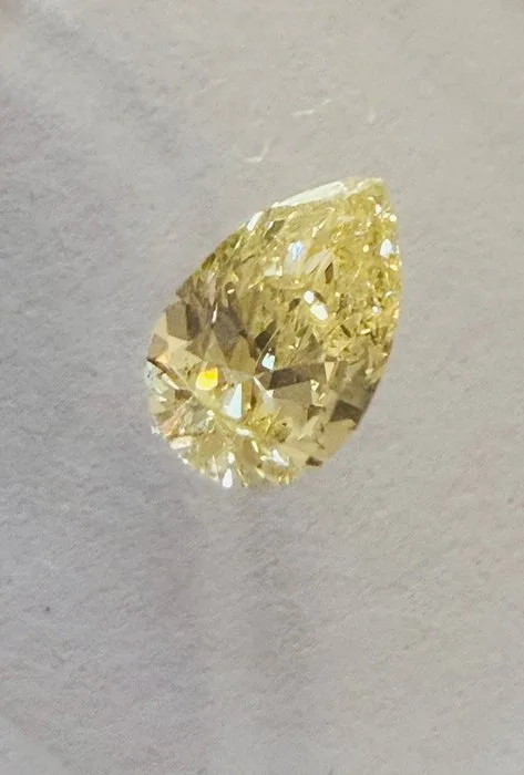 1 pcs Diamond (Natural) - 0.31 ct - Pear - SI2 - International Gemological Institute (IGI) - V - W, Light Yellow
