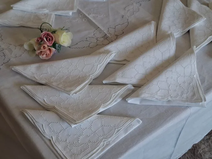 Large, exquisite trousseau towel with embroidery and fine Sicilian drawn-thread lace - Tablecloth (13) - 270 cm - 170 cm
