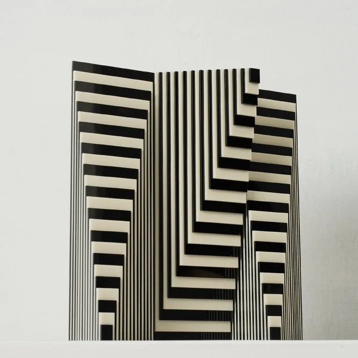 Gio Schiano - Sculpture, LIMITED EDITION - Disillusion - 30 cm - Cast methacrylate