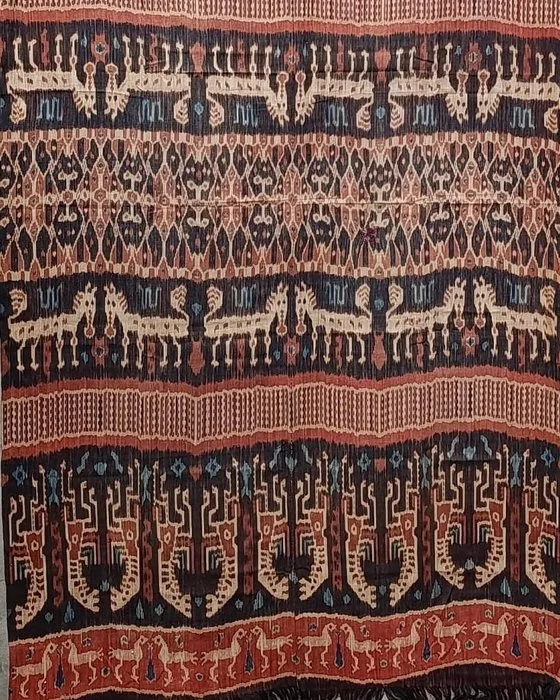 Large ceremonial Ikat textile Hinggi in cotton – Zoomorphic motifs (Horses & Roosters) – Sumba - Indonesia